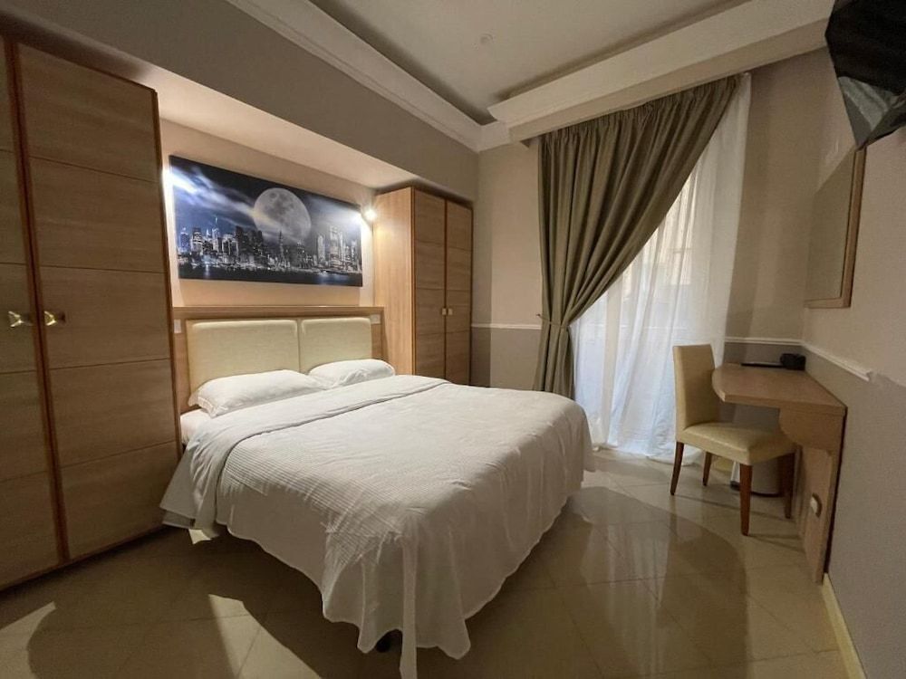 undefined S.P.Q.R. Suite 7