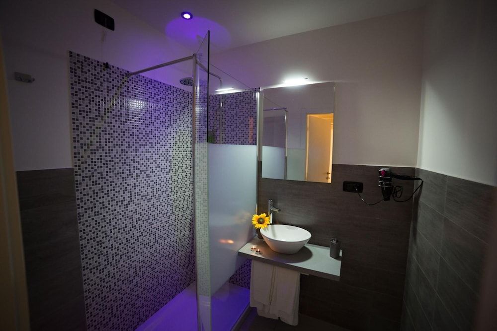 Chroma Italy - Chroma Deka Deluxe Room, 1 Queen Bed 9