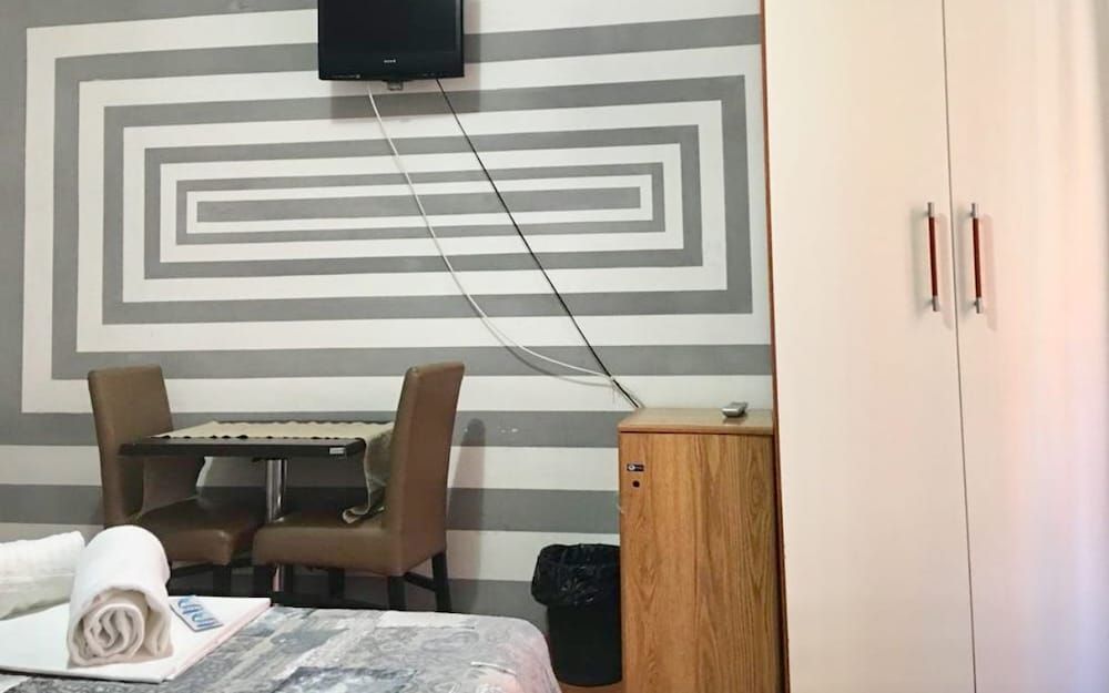 Hi Termini Triple Room, Private Bathroom 7