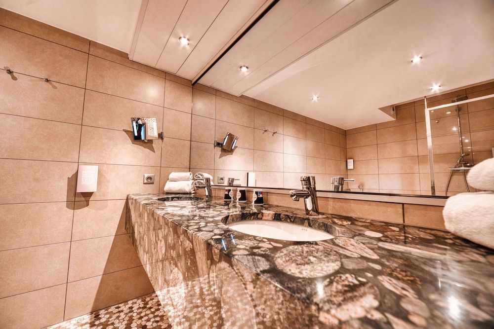 KYRIAD PRESTIGE MULHOUSE - Basel Junior Suite, 1 King Bed with Sofa bed 4