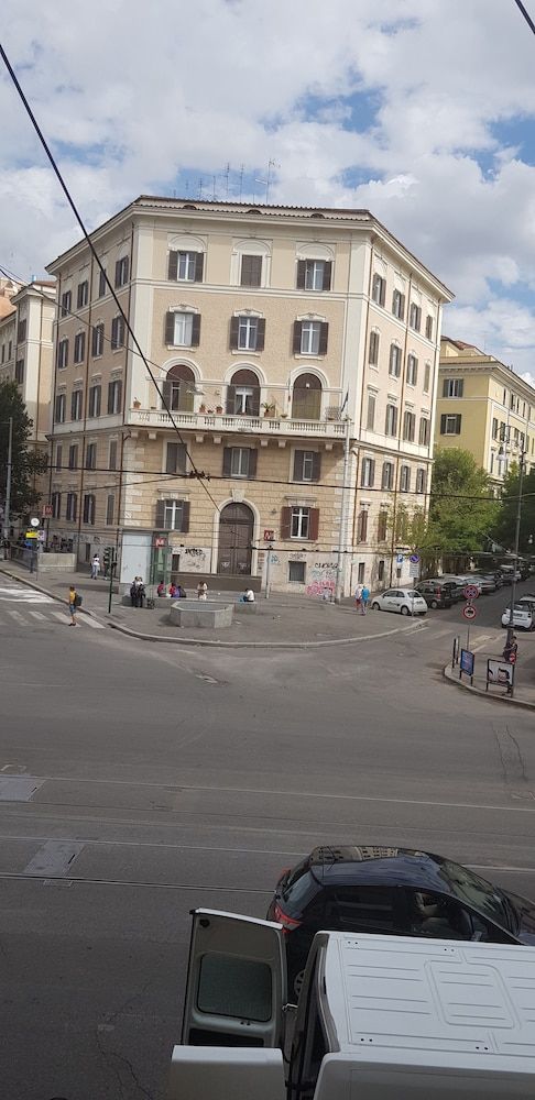 Roman and Italian Deluxe Double or Twin Room, Ensuite 6