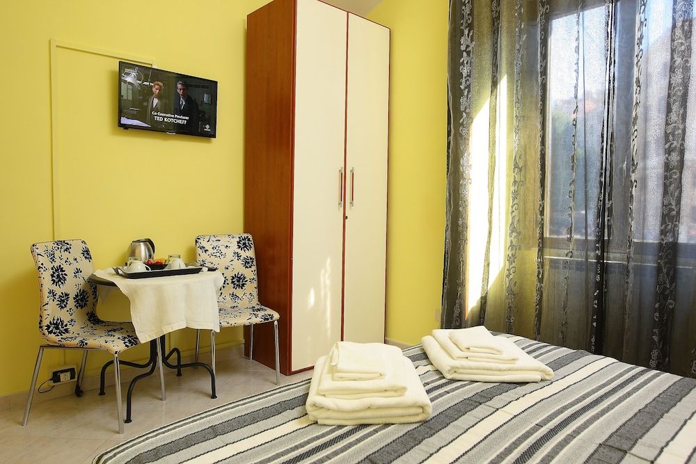 Roman and Italian Double Room, Shared Bathroom 5
