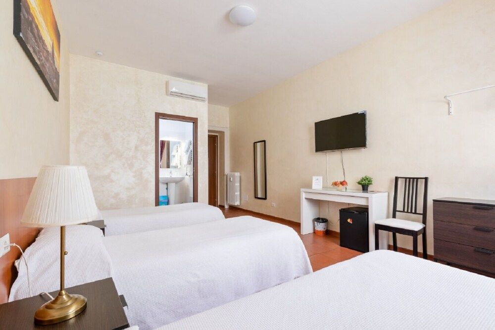 Roma Enrico Guesthouse Comfort Triple Room 7