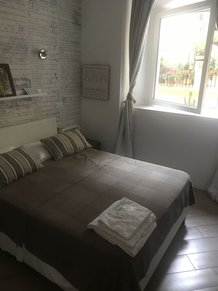 Vatican Vanity Twin Room 4