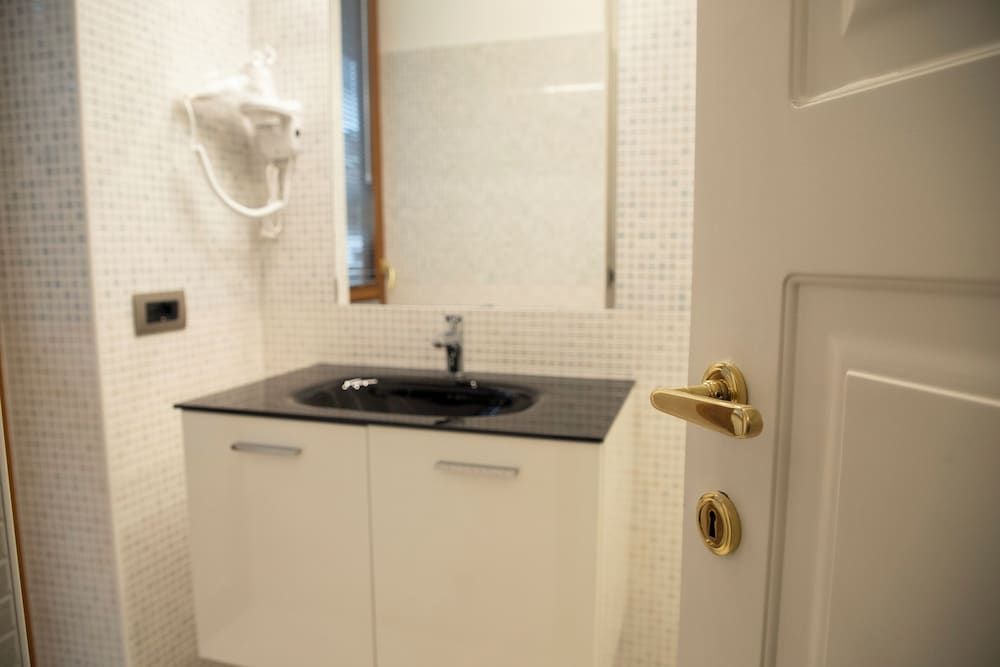 Gemelli Hotel Standard Double Room 9