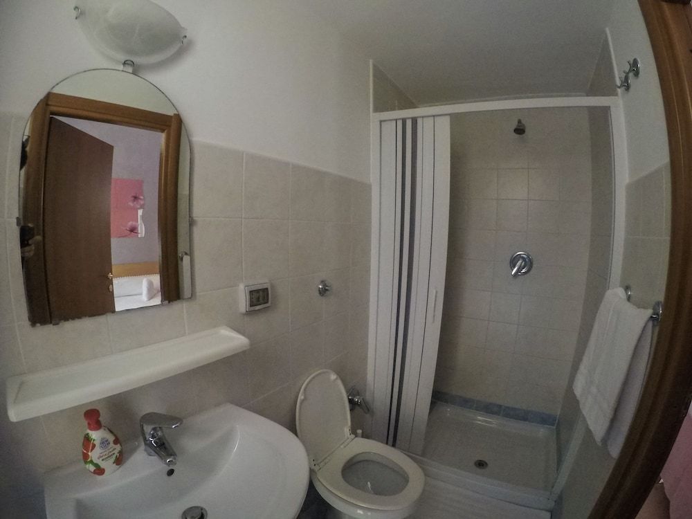 Român Holidays Hostel Double Room, Shared Bathroom 7