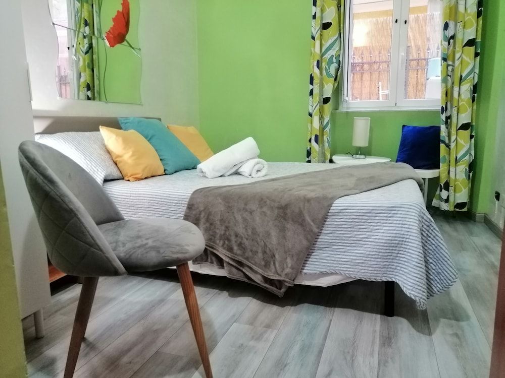 Român Holidays Hostel Double Room, Shared Bathroom 5