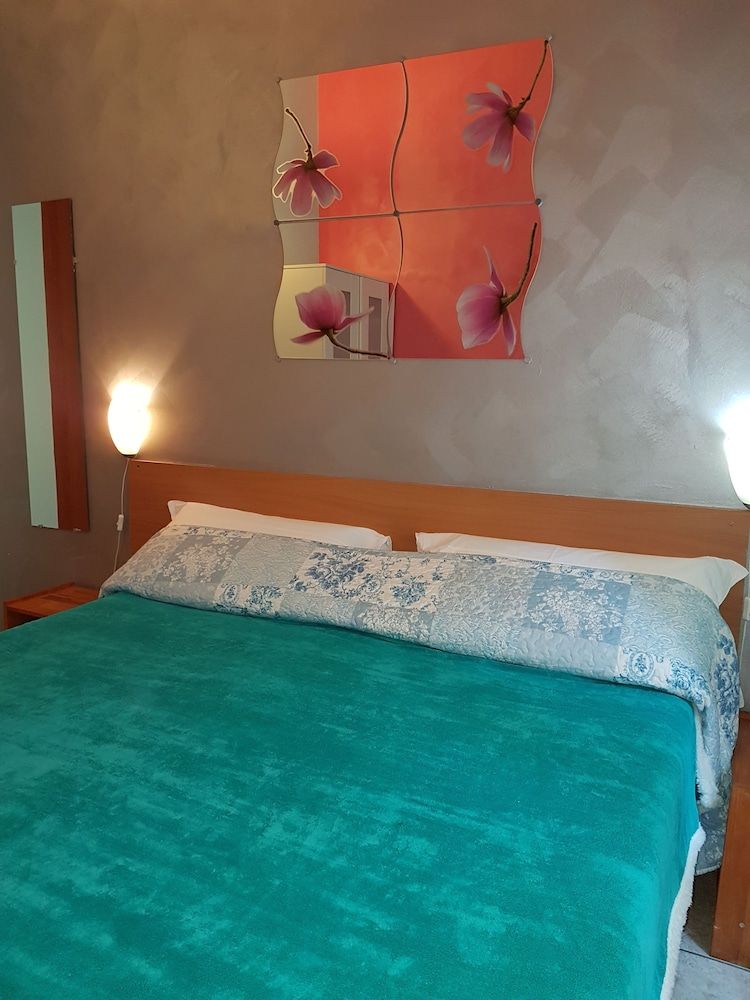 Român Holidays Hostel Double Room, Shared Bathroom