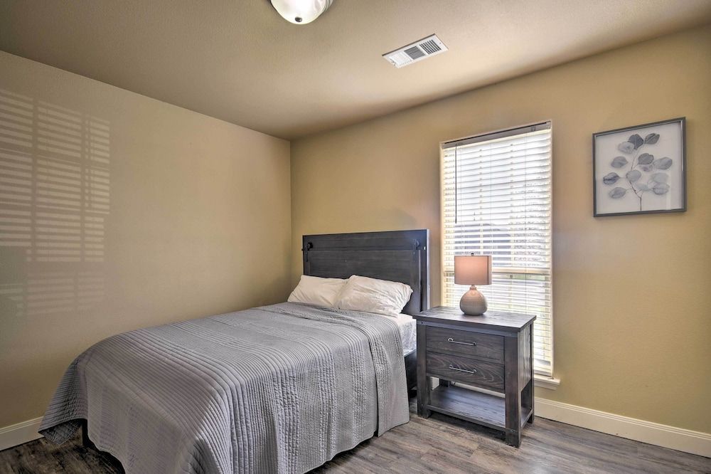 undefined Amarillo Abode w/ Sunroom ~ 4 Mi to Downtown! 7