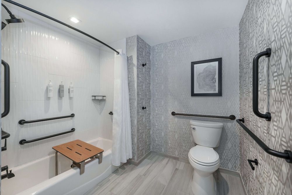 Embassy Suites By Hilton Asheville Downtown Suite, 2 Queen Beds, Bathtub (Mobility & Hearing, Bathtub) 4