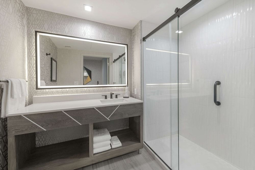 Suite, 1 King Bed (Hearing)
