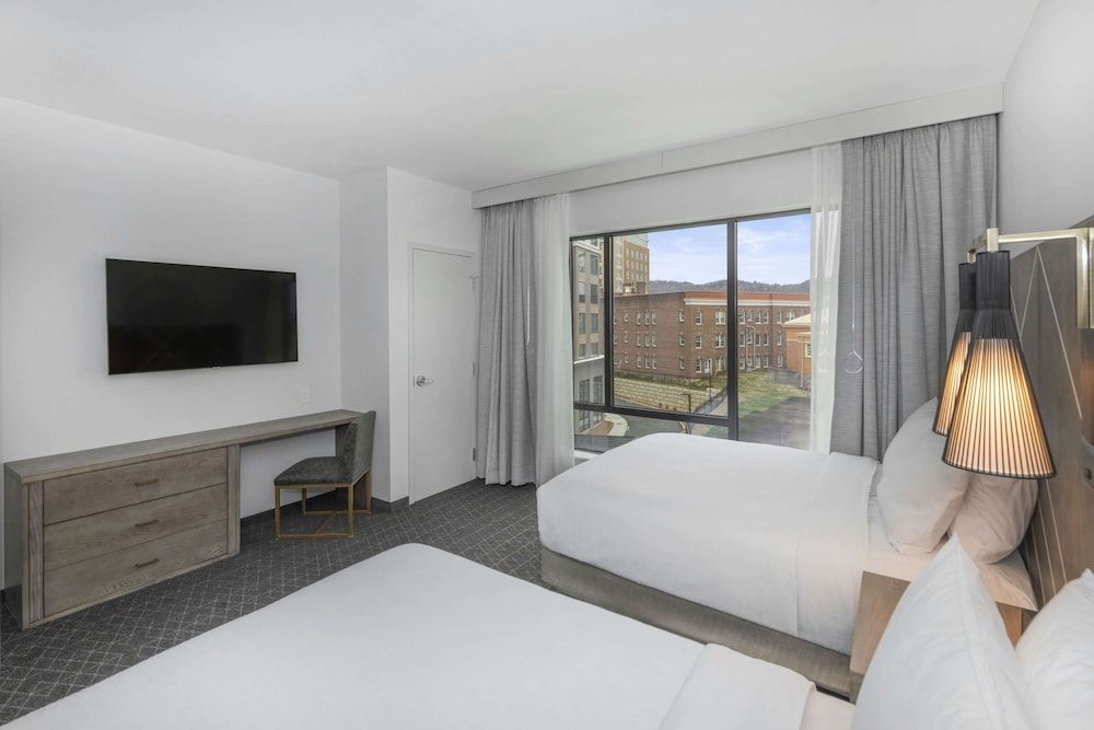 Embassy Suites By Hilton Asheville Downtown Suite, 2 Queen Beds, Bathtub (Mobility & Hearing, Bathtub) 2