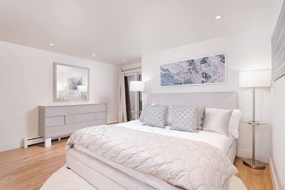 Condo (700 Monarch 104)