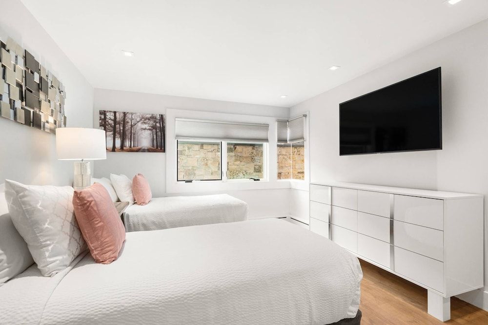 Condo (700 Monarch 104)