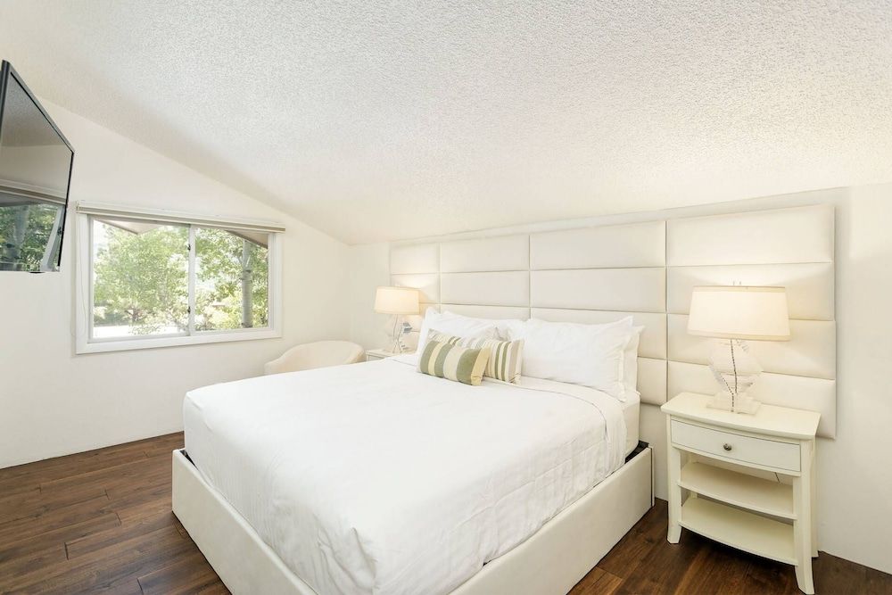Condo (700 Monarch 301)