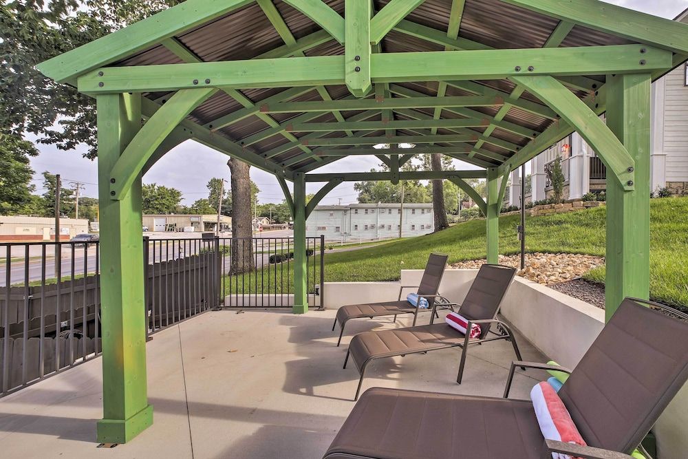 Downtown Branson Cottage w/ Pool Access!