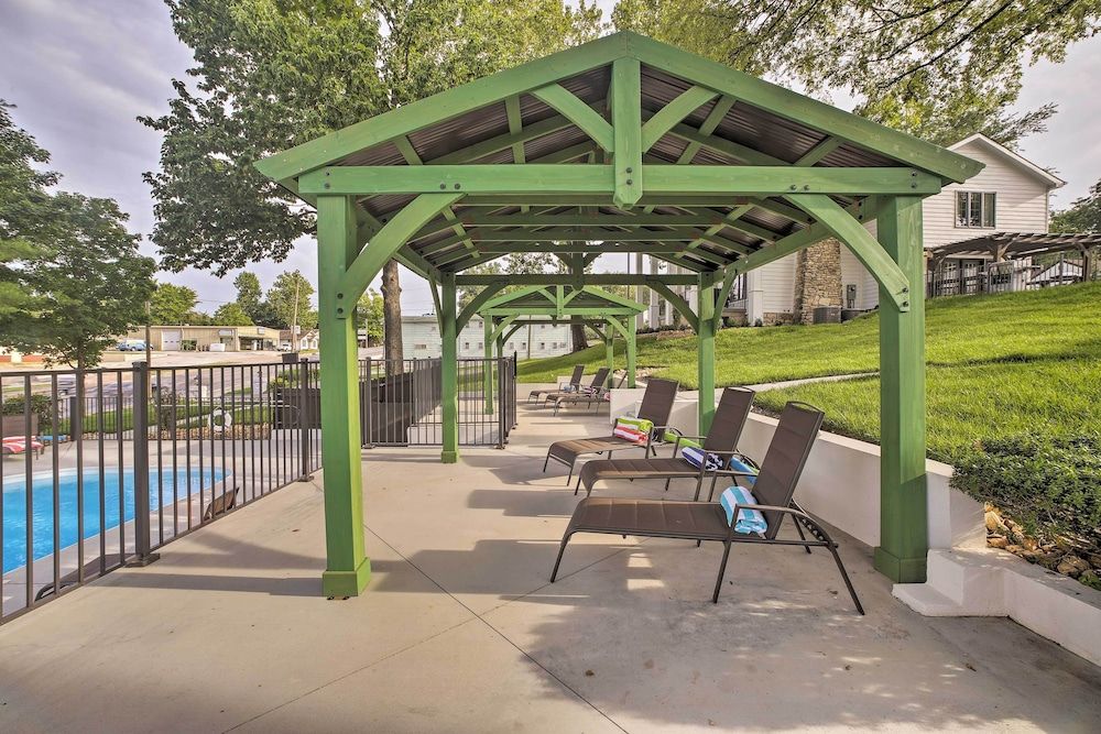 Downtown Branson Cottage w/ Pool Access!