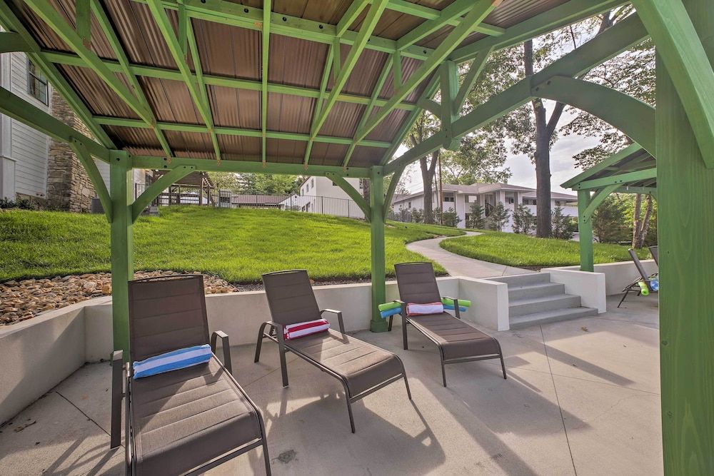 Downtown Branson Cottage w/ Pool Access!