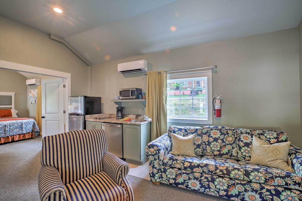 Downtown Branson Cottage w/ Pool Access!