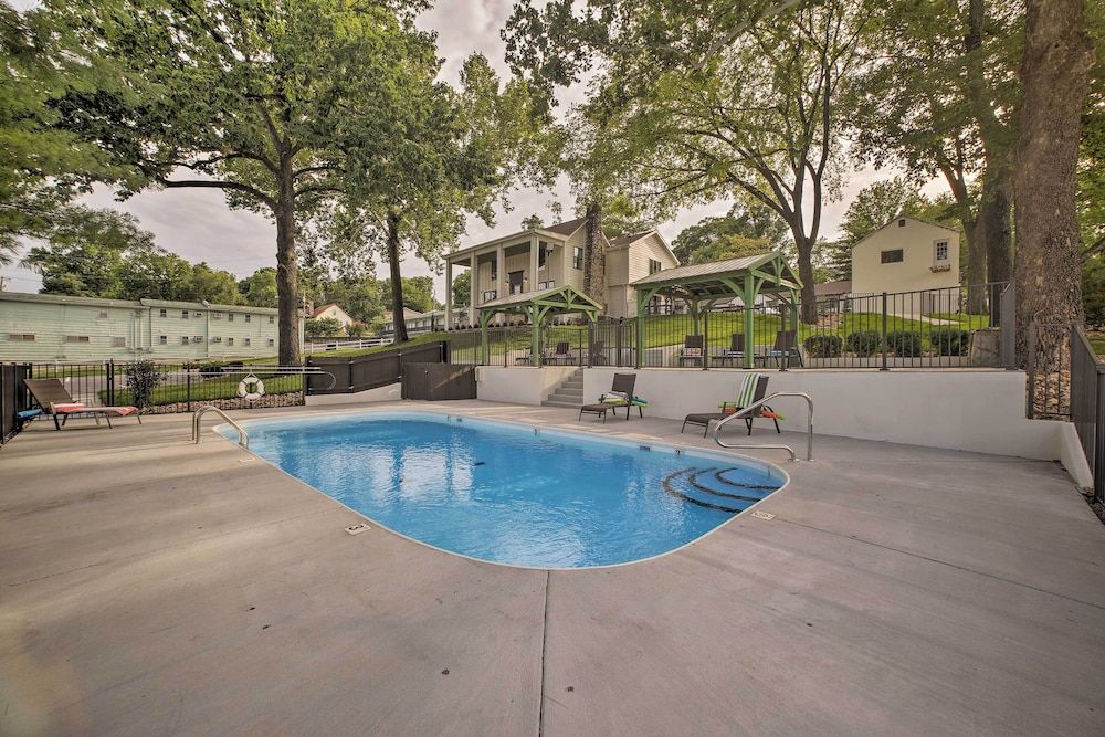 Downtown Branson Cottage w/ Pool Access!