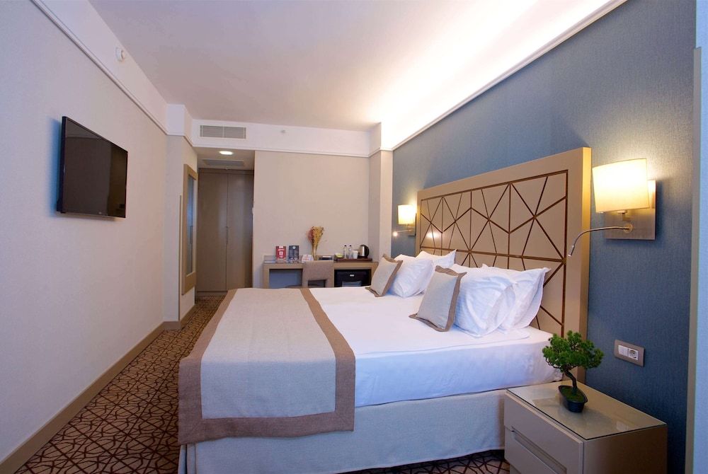 Ramada by Wyndham Istanbul Taksim Standard Room, 1 King Bed 3