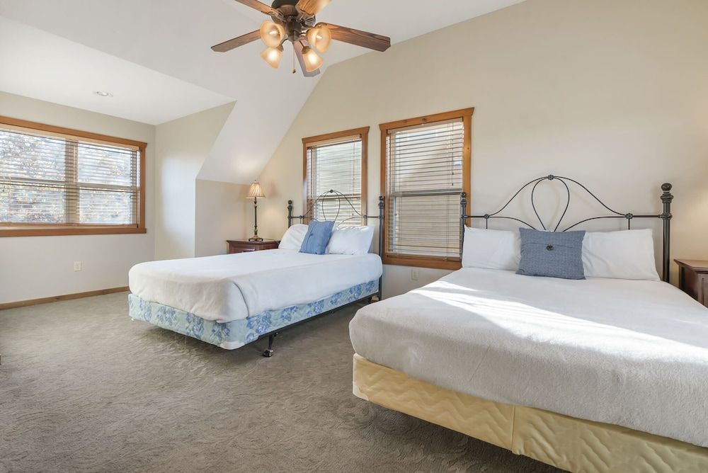 Cabin, Multiple Beds, Fireplace, Mountain View (Kemper's Cabin by Silver Dollar City)