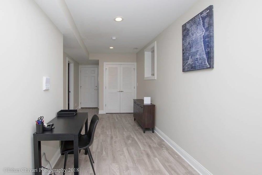 undefined New Modern Comfort in Wrigleyville w Parking 4