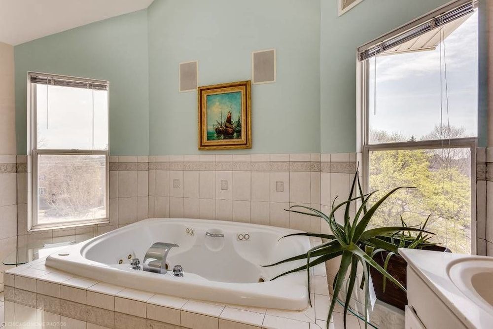 The Irving Masterpiece near Wrigley Field Family Duplex, Balcony 21