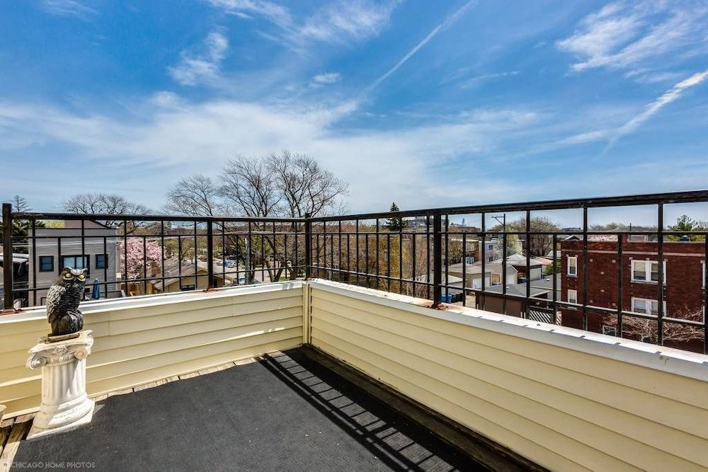 The Irving Masterpiece near Wrigley Field Family Duplex, Balcony 16