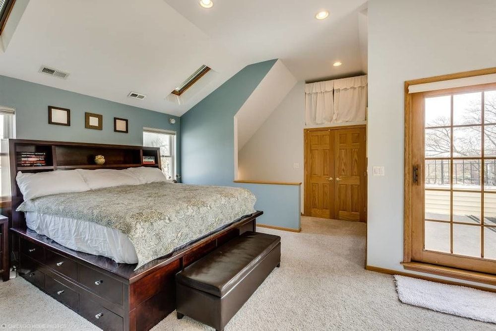 undefined The Irving Masterpiece near Wrigley Field 7