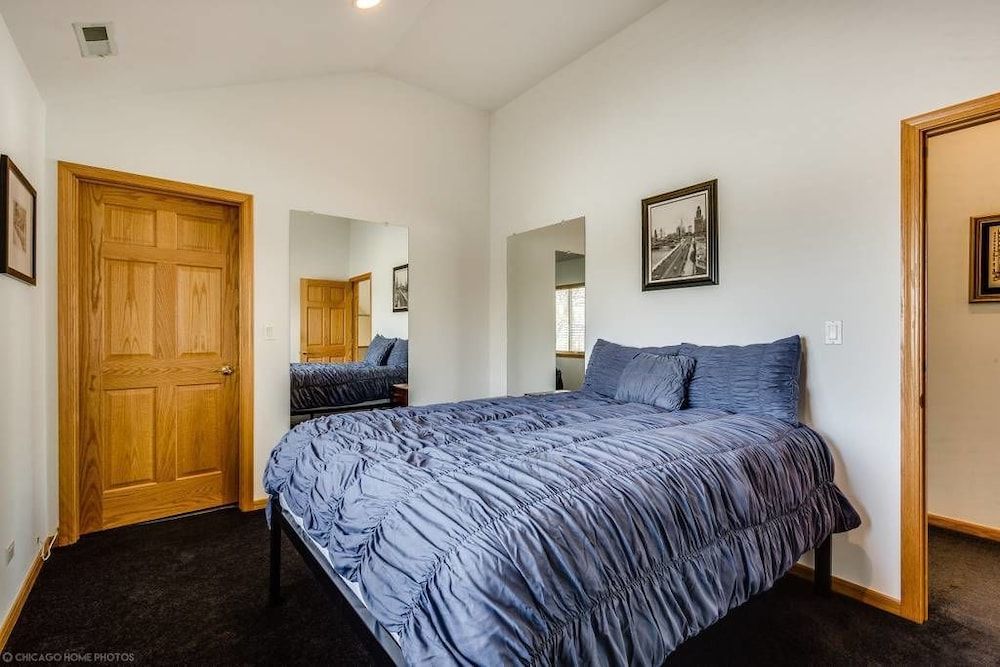 undefined The Irving Masterpiece near Wrigley Field 6