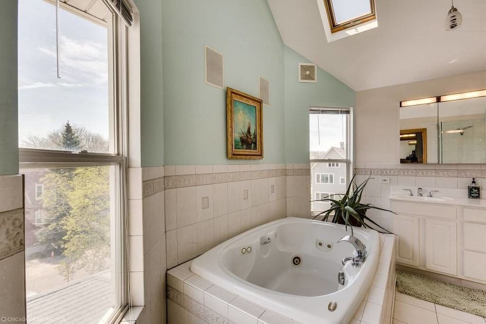 The Irving Masterpiece near Wrigley Field Family Duplex, Balcony 20