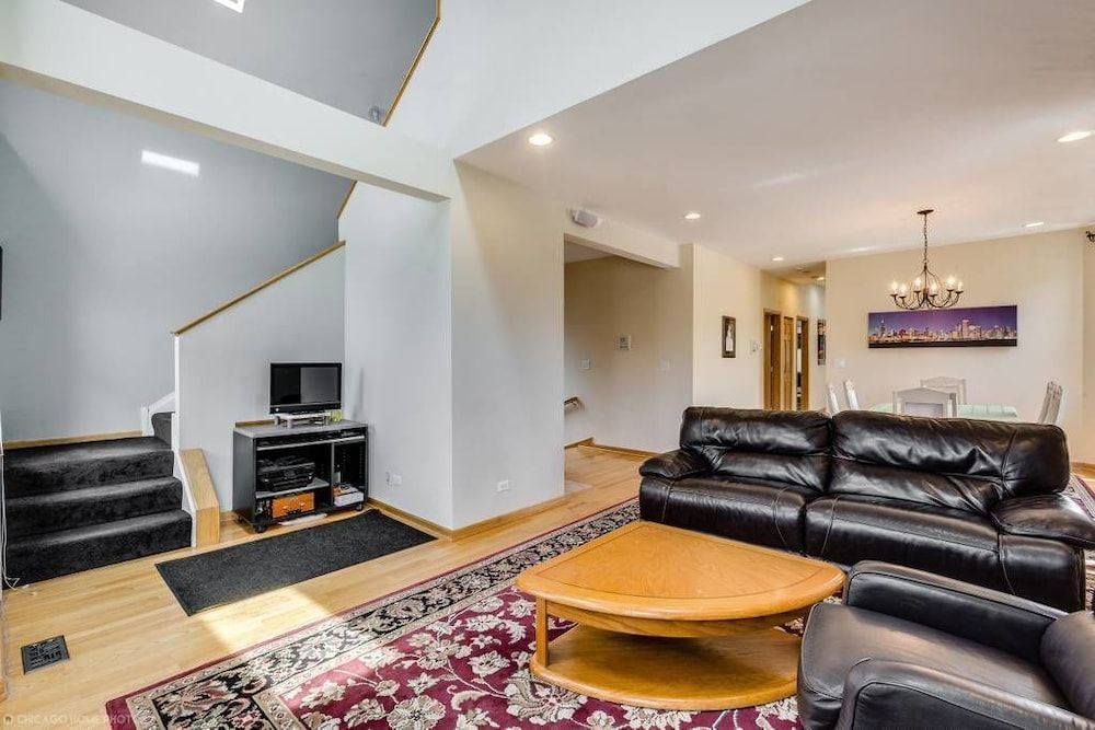 The Irving Masterpiece near Wrigley Field Family Duplex, Balcony 15