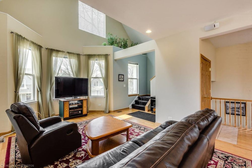 The Irving Masterpiece near Wrigley Field Family Duplex, Balcony 14