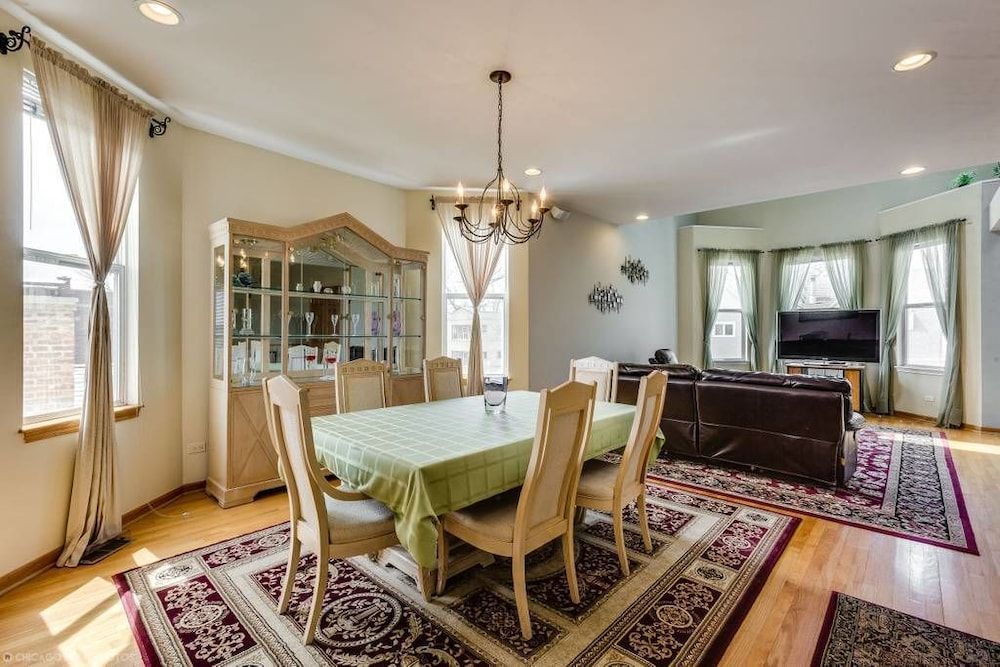 undefined The Irving Masterpiece near Wrigley Field 10