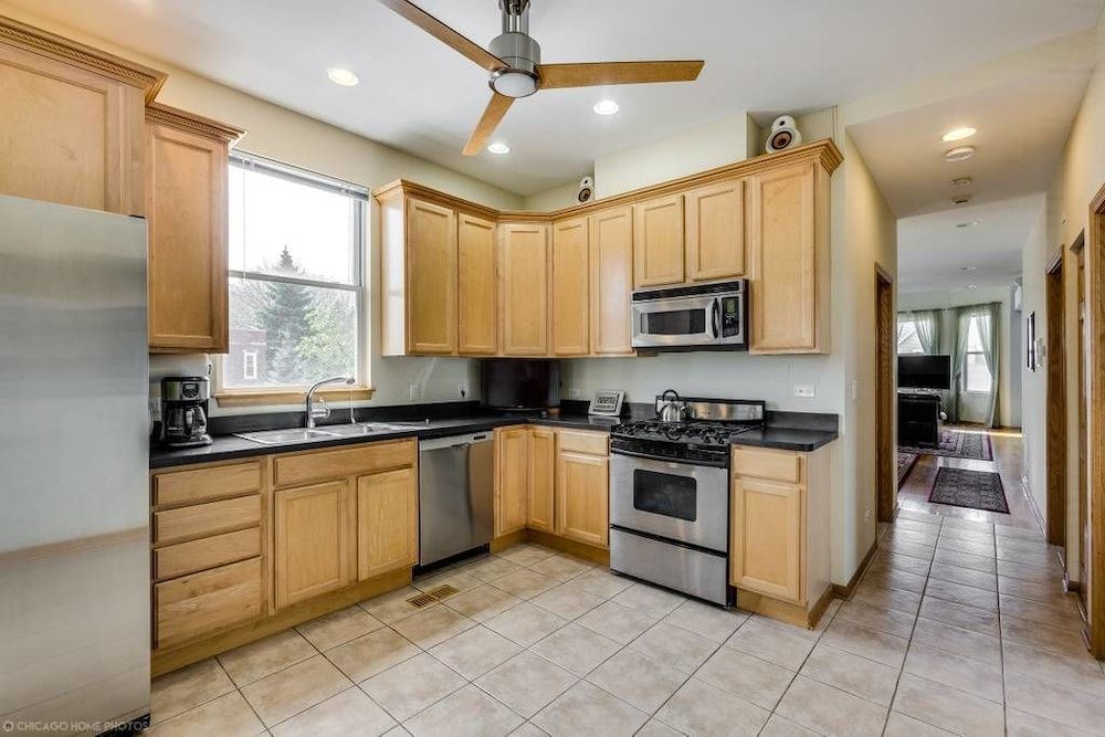 The Irving Masterpiece near Wrigley Field Family Duplex, Balcony 12