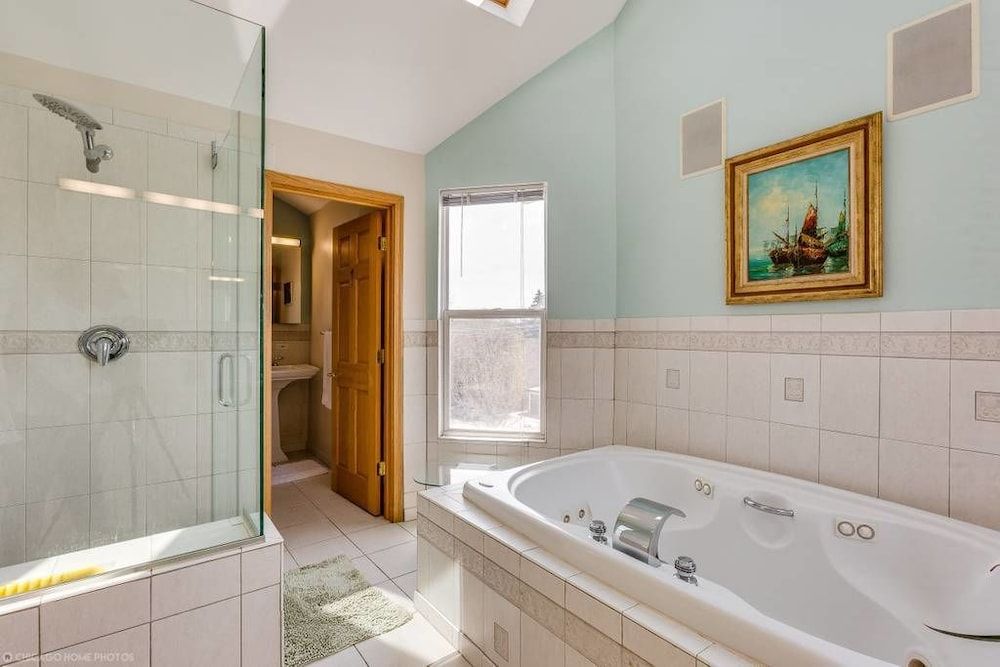 The Irving Masterpiece near Wrigley Field Family Duplex, Balcony 19