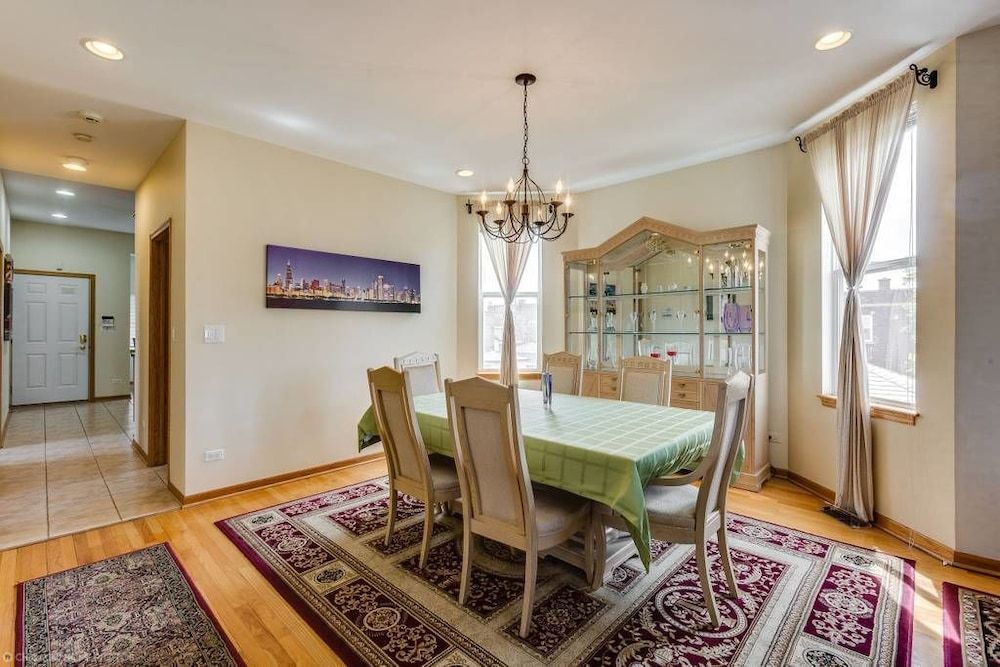 The Irving Masterpiece near Wrigley Field Family Duplex, Balcony 10