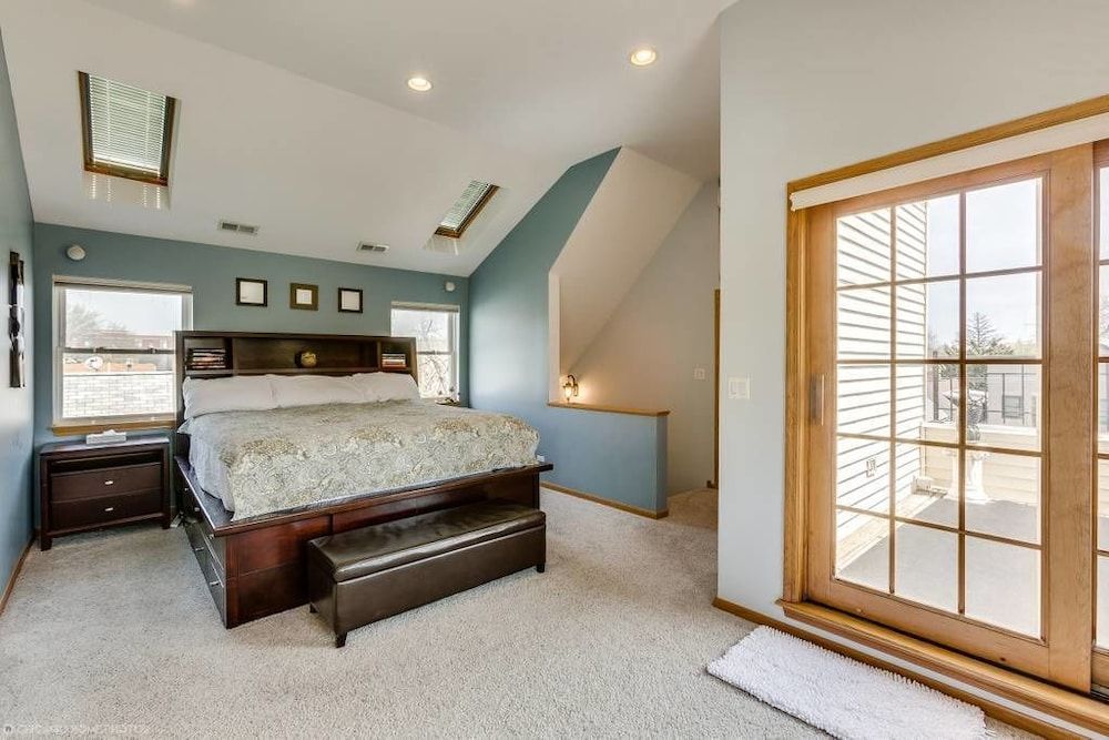 undefined The Irving Masterpiece near Wrigley Field 8