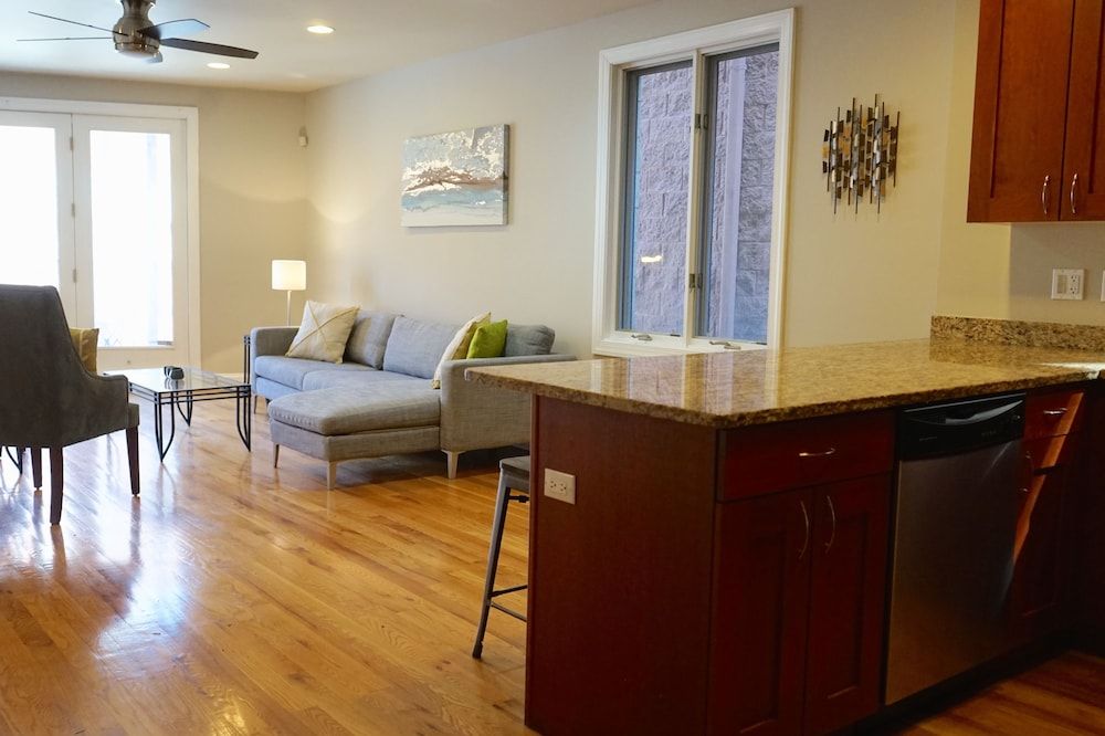 McCormick Business Traveler Delight w 2 Balconies Business Apartment, Balcony, City View 14