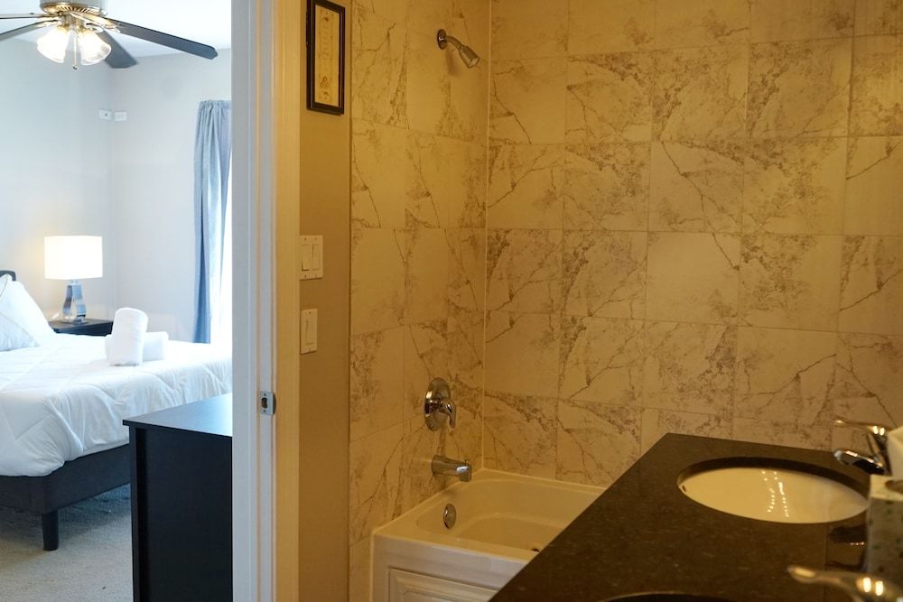 McCormick Business Traveler Delight w 2 Balconies Business Apartment, Balcony, City View 19