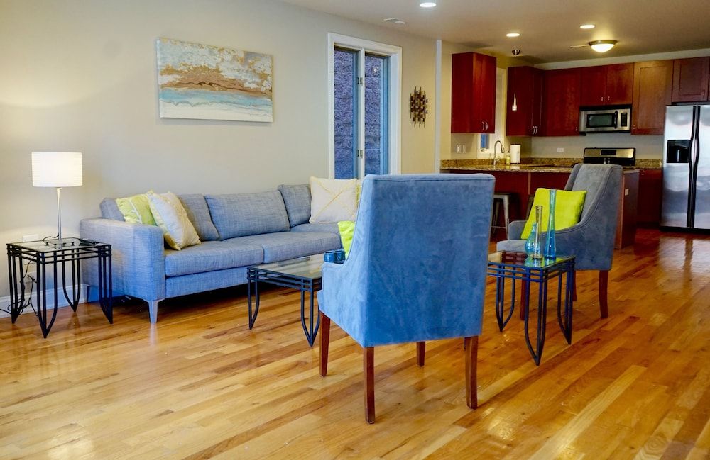 McCormick Business Traveler Delight w 2 Balconies Business Apartment, Balcony, City View 13