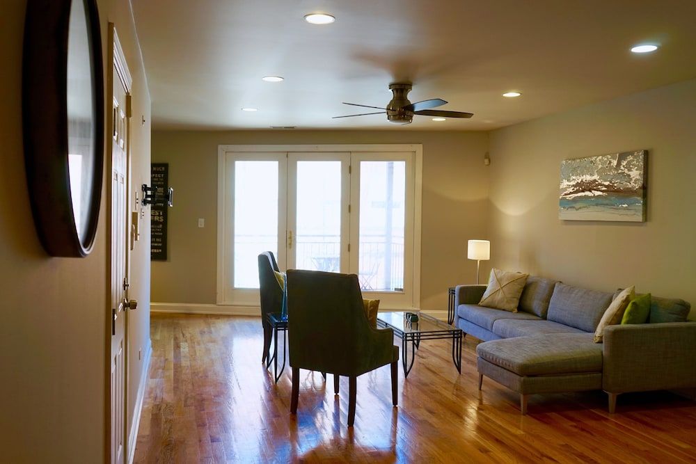 McCormick Business Traveler Delight w 2 Balconies Business Apartment, Balcony, City View 15