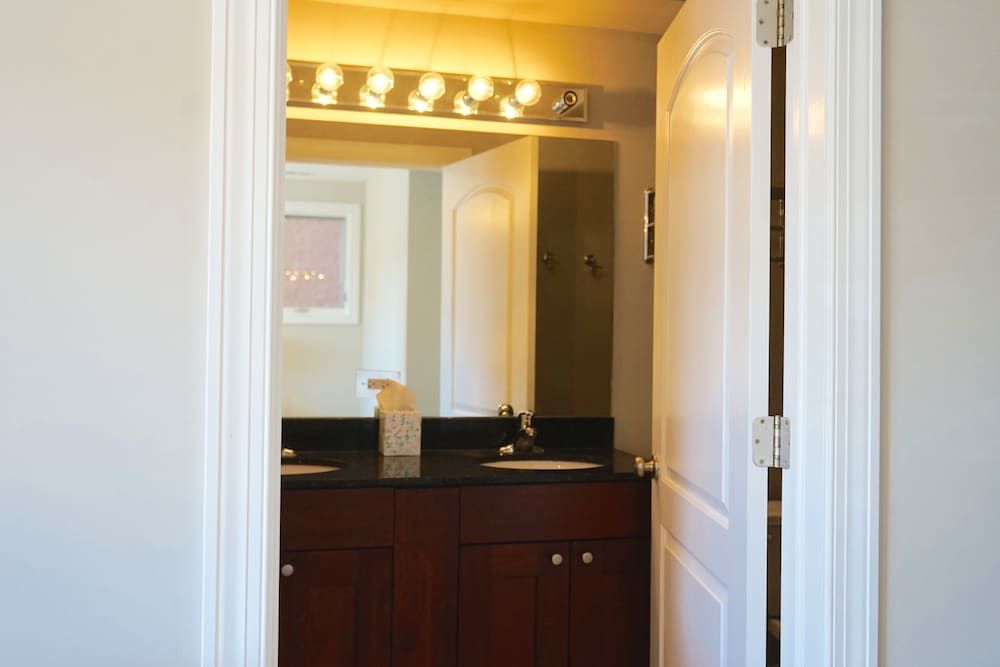 undefined McCormick Business Traveler Delight w 2 Balconies 3