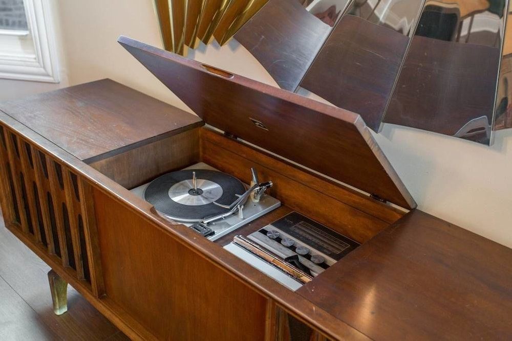 Chic Logan Pad - Modern Meets Retro Comfort Apartment, Refrigerator & Microwave 10