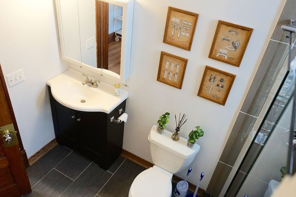 Creative Chicago Charm in Wicker Park Apartment, 2 Bedrooms 15