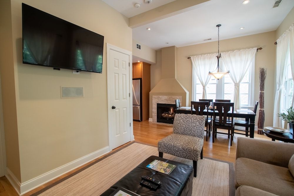 Old Town Suites Operated by Roscoe Village Guesthouse Deluxe Suite, Private Bathroom (Northside Suites #3) 8