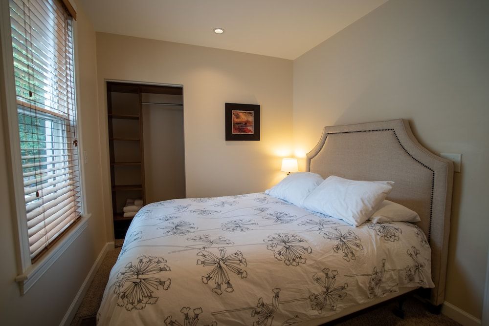 Old Town Suites Operated by Roscoe Village Guesthouse Standard Suite, Private Bathroom (Northside Suites #2) 4