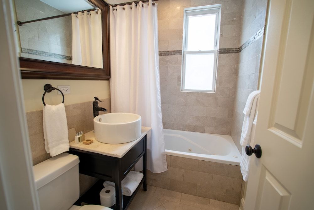 Old Town Suites Operated by Roscoe Village Guesthouse Deluxe Suite, Private Bathroom (Northside Suites #3) 5