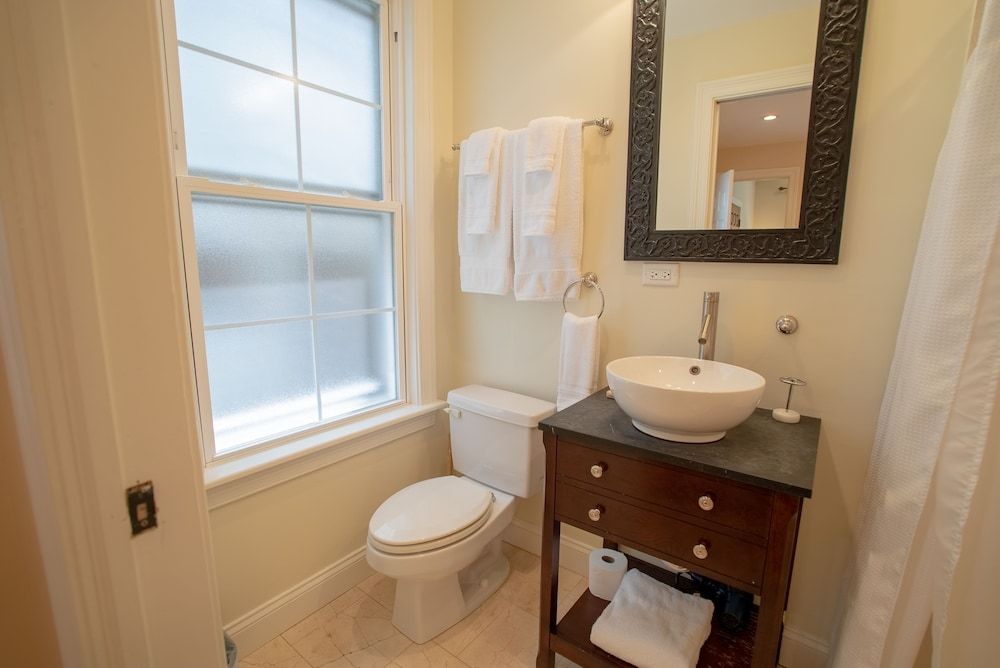 Old Town Suites Operated by Roscoe Village Guesthouse Deluxe Suite, Private Bathroom (Northside Suites #3) 7